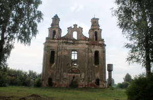 Остатки монастыря доминиканцев и костел Девы Марии(16 век), я все-таки сфотографировала уже на пути обратно, внезапно попросив остановить машину.