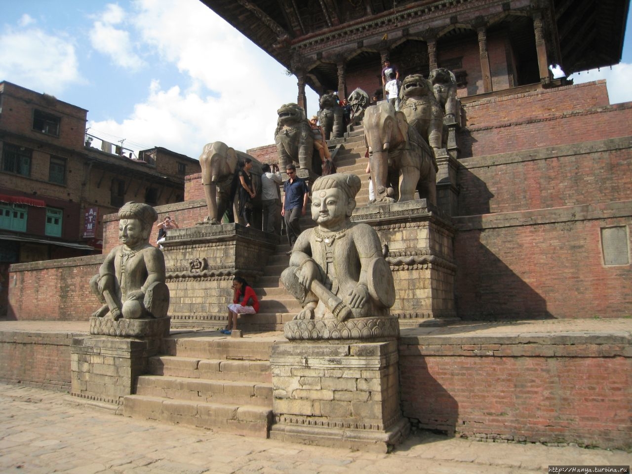 Ньятапола - образец традиционной непальской архитектуры.Ч109