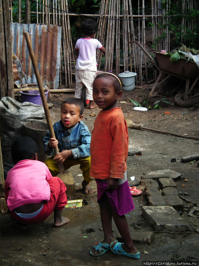 Для этих деток свои 20 метров родного дворика являют собой целый мир. Мир игрушечного детства, в котором палки, жестяные банки, кирпичи, песок и глина — самые интересные игрушки и инструменты познавания мира. Провинция Фианаранцуа, Мадагаскар