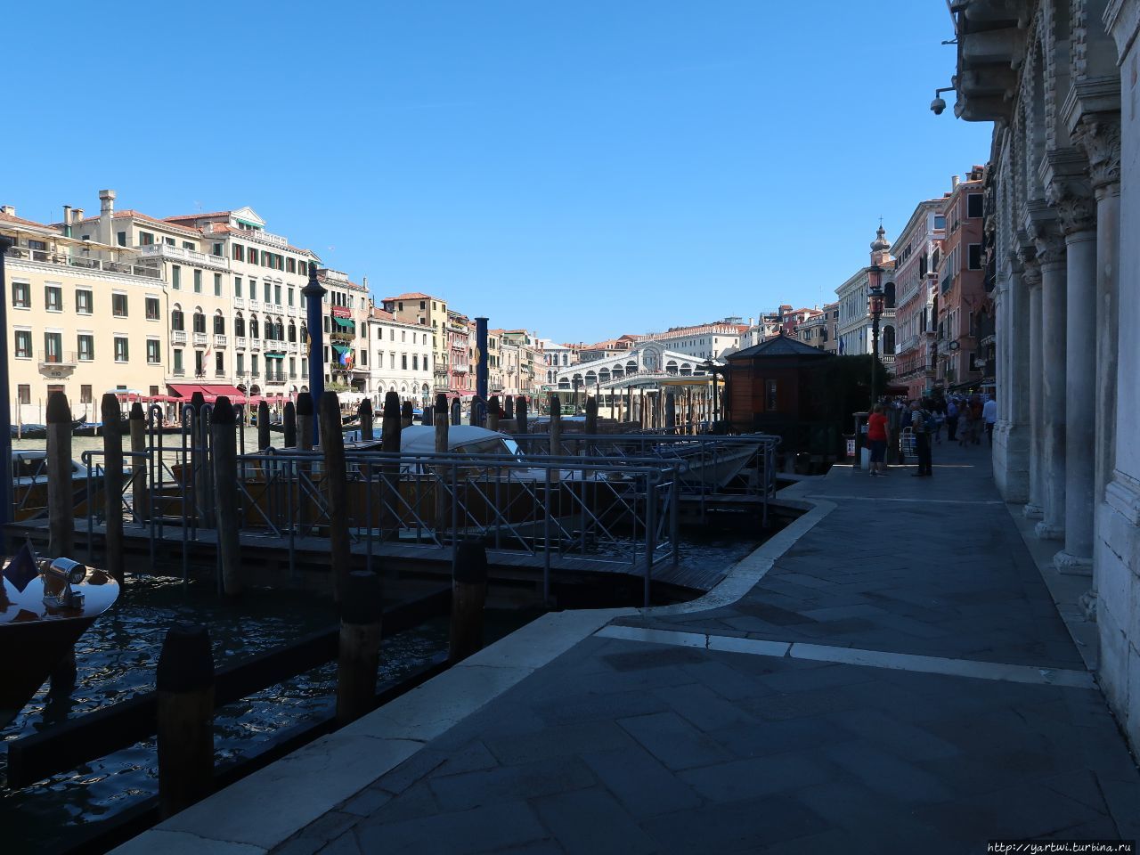 Набережная Гранд-канала. Вдали видно мост Риальто — один из четырёх мостов через Гранд-канал в Венеции, располагается в квартале Риальто. Самый первый и самый древний мост через канал. Самый известный мост Венеции и один из символов города.Отсюда мы поворачиваем обратно к площади Сан-Марко. Венеция, Италия