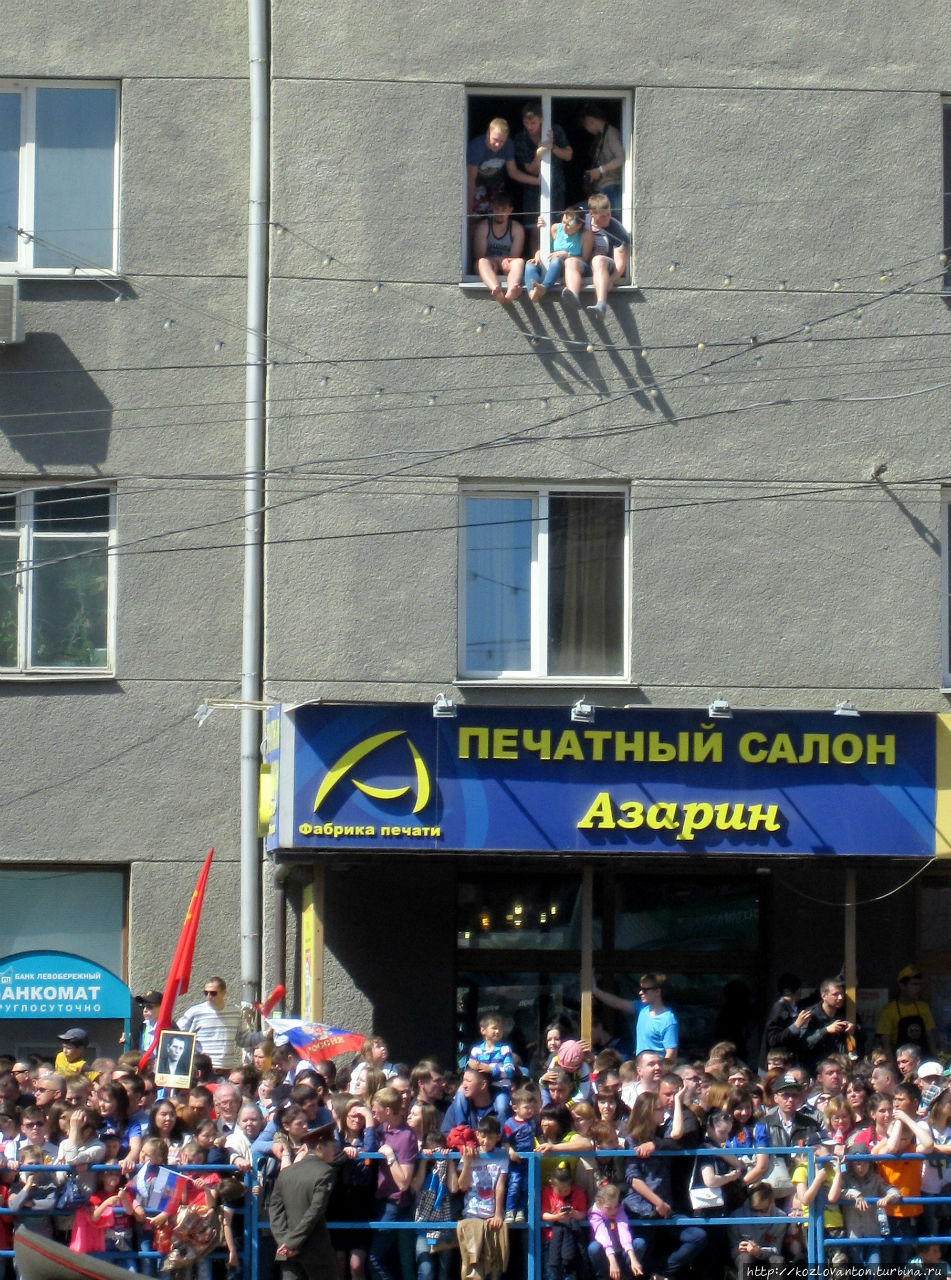 VIP -ложа в окне жилого дома. Новосибирск, Россия