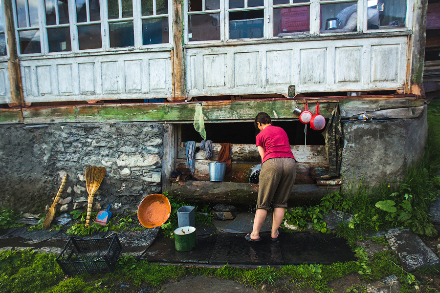 Хозяйка моет посуду.. Интересно, что вода из кранов тут течет всегда и ее нельзя закрывать, т.к. трубы могут просто лопнуть. Давление не контролируется, т.к. трубы подведены прямо к горным источникам. Зато можно пить прям с крана чистейшую воду. Не только вода тут бесплатная, но и свет.. государственная поддержка..