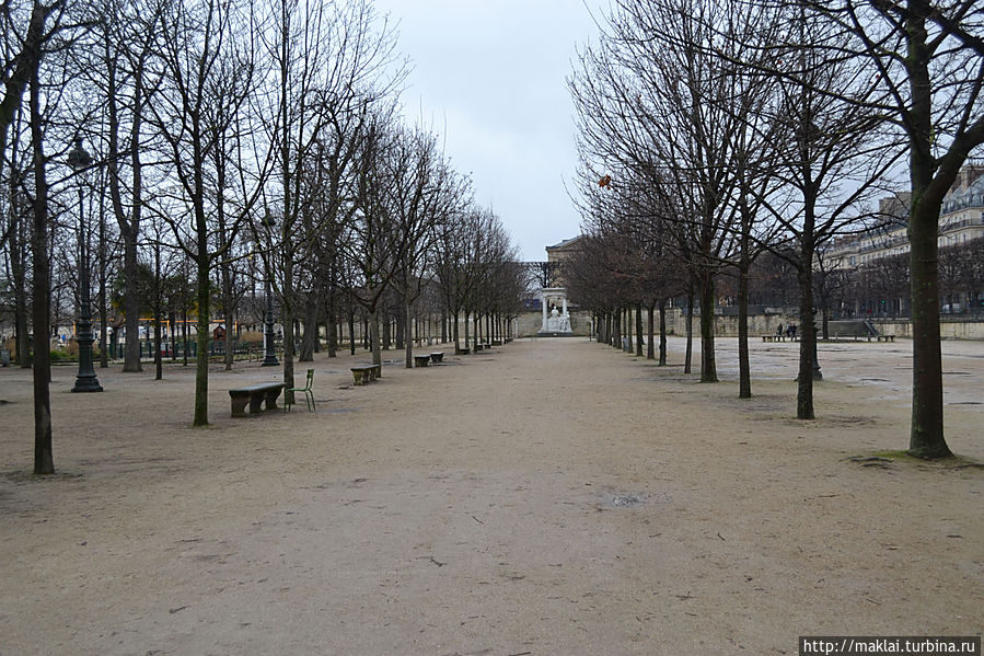 Аллея парка. Париж, Франция