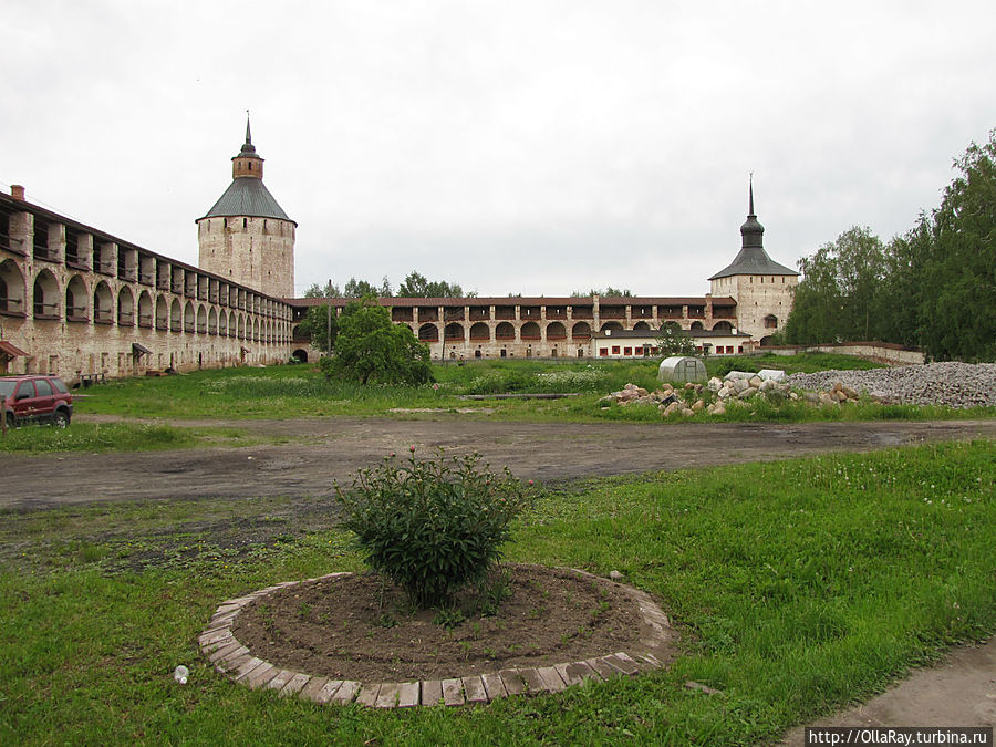 Московская башня (1660) и Казанская башня (1659) (справа). Ведутся работы по облагораживанию территории. Пока тут нет ещё ничего интересного с точки зрения ландшафтного дизайна. Кириллов, Россия