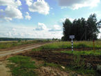 Сразу  после  села,  мы  попали  на  территорию  нефтепровода  Сургут-Полоцк, о  чем  предупреждала  табличка. Свернули вдоль вкопанной линии в  сторону  трассы.