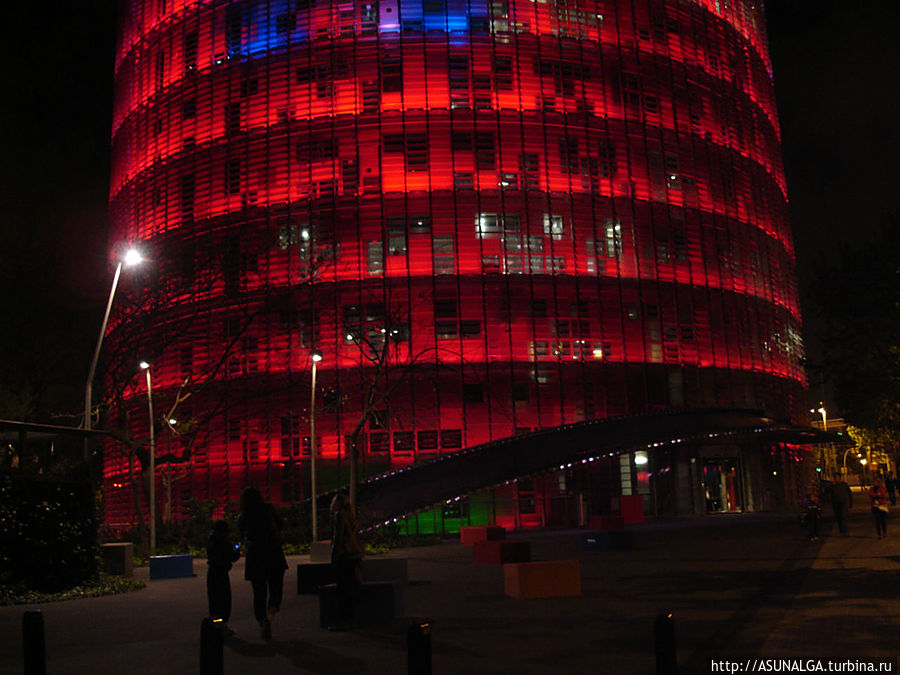 Башня Агбар — третье по высоте здание в Барселоне, поэтому, проезжая через город, вы обязательно остановите на нем свой взгляд. Тем более, что башня привлекает внимание днем свой необычной формой, а в темное время суток -яркой подсветкой. Башня Агбар заслуживает звание очередной, новейшей достопримечательности Барселоны, ведь в 2005 году ее торжественно открыл сам король Испании.