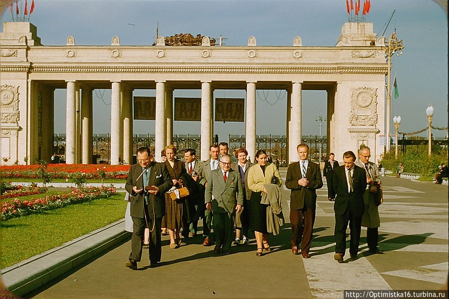 У входа в Парк Горького.
Москва, СССР, 1956 год. (Jacques Dupâquier) Москва, Россия