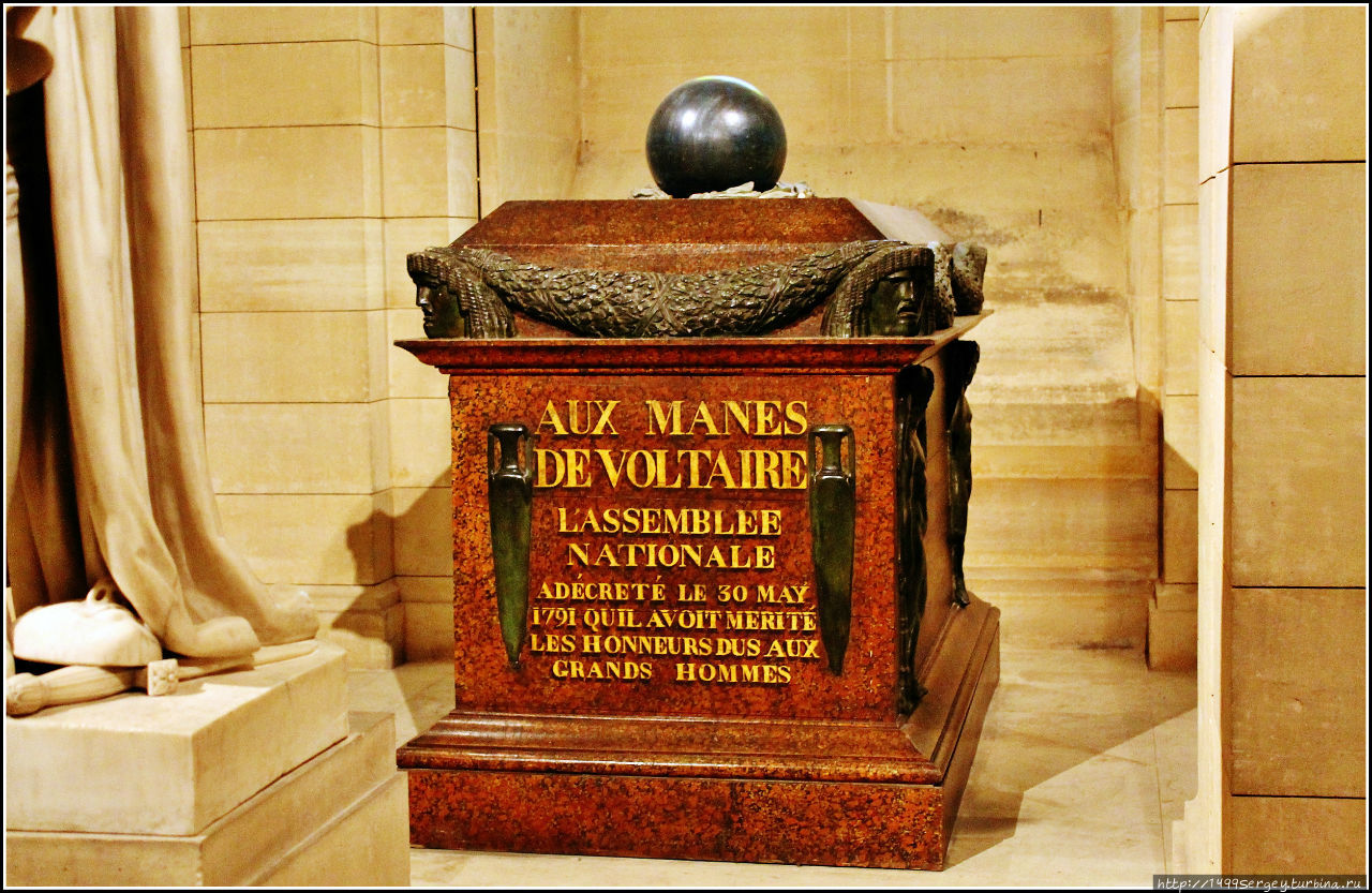 Памятник Вольтеру в парижском Пантеоне Париж, Франция