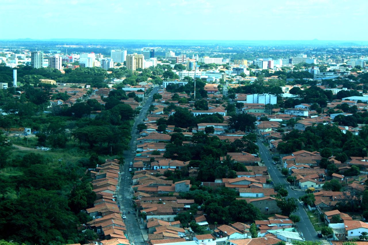 Вид с панорамной площадки в юго-восточном-восточном направлении — центр Терезины и Тимон Терезина, Бразилия