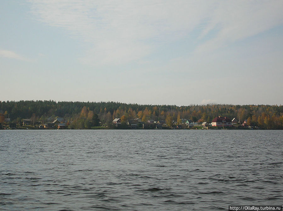 Большая часть берега озера густо заселена.