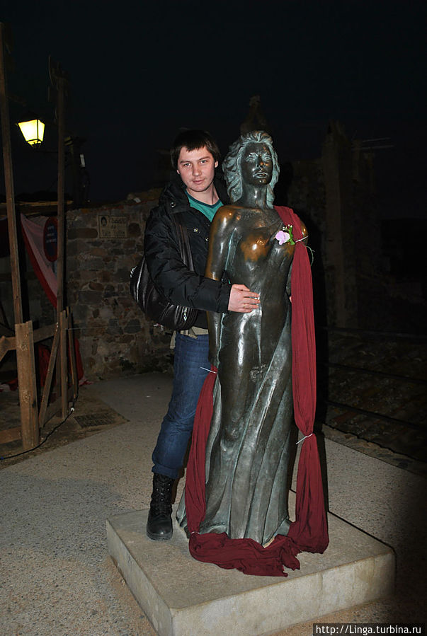 В 1950 году в Тосса-де-Мар снимался фильм Пандора и Летучий голландец с участием Авы Гарднер... Ее скульптура, с взглядом, устремленным в море, установлена в Вила Велья... Тосса-де-Мар, Испания