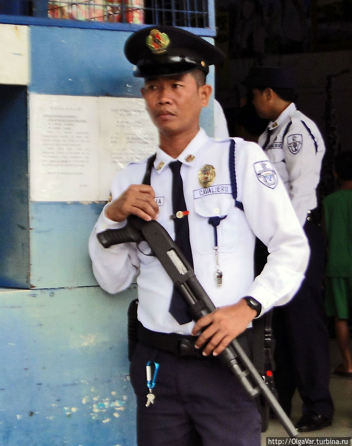 Человек с ружьем — обычная картина в городах Минданао Малайбалай, Филиппины