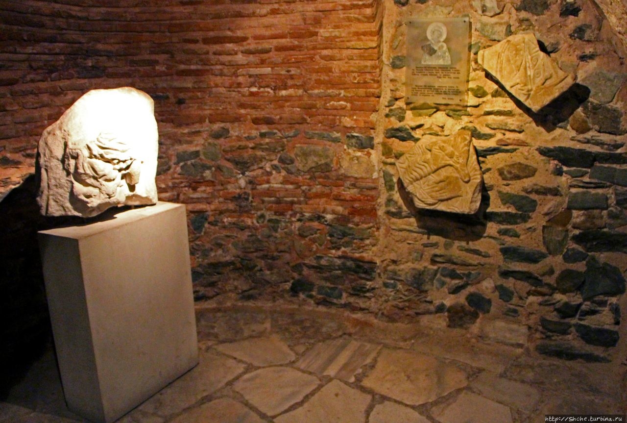 Археологический музей в крипте Базилики Димитрия Салунского