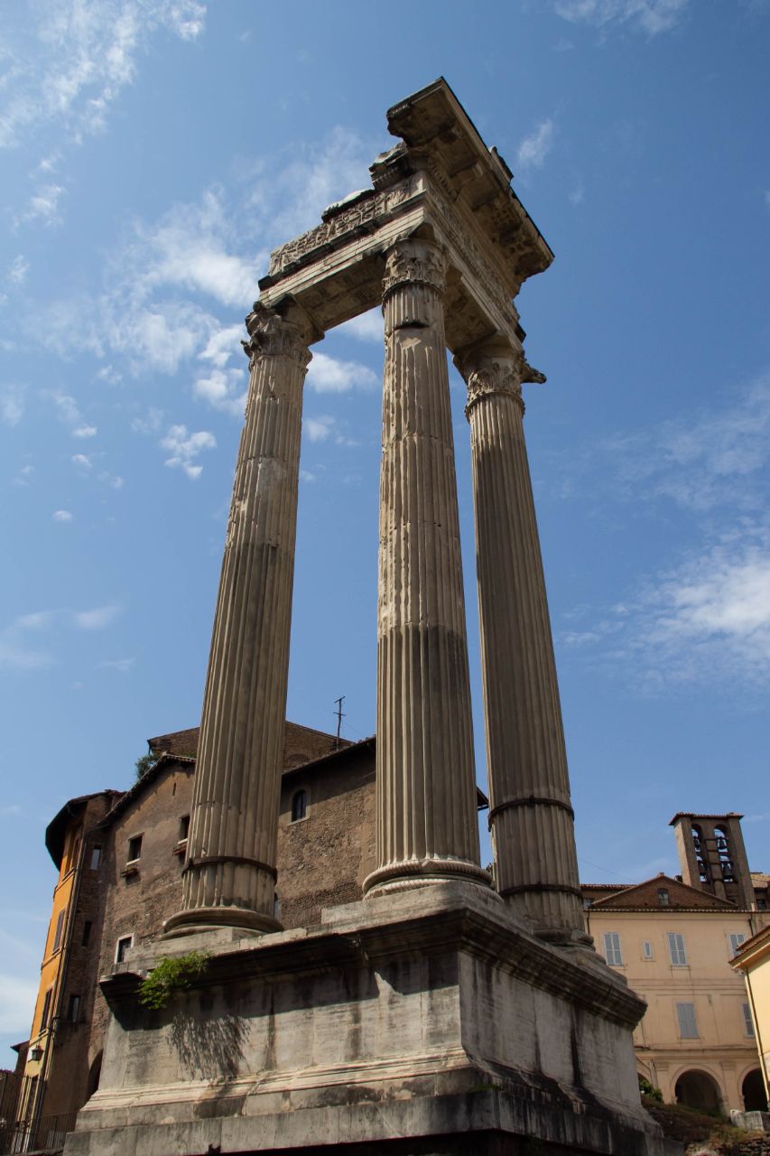 Театр Марцелла и развалины храма Аполлона Сосиана Рим, Италия