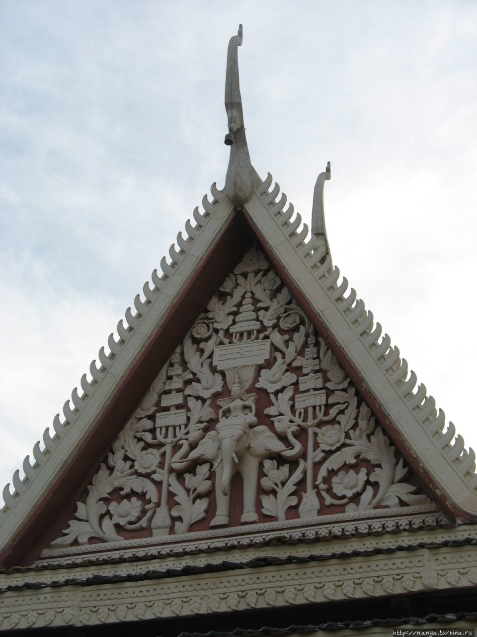 Ват Пном, или Храм на горе. Тимпан с Индрой, едущим на слоне Айравате. Центральная вихара