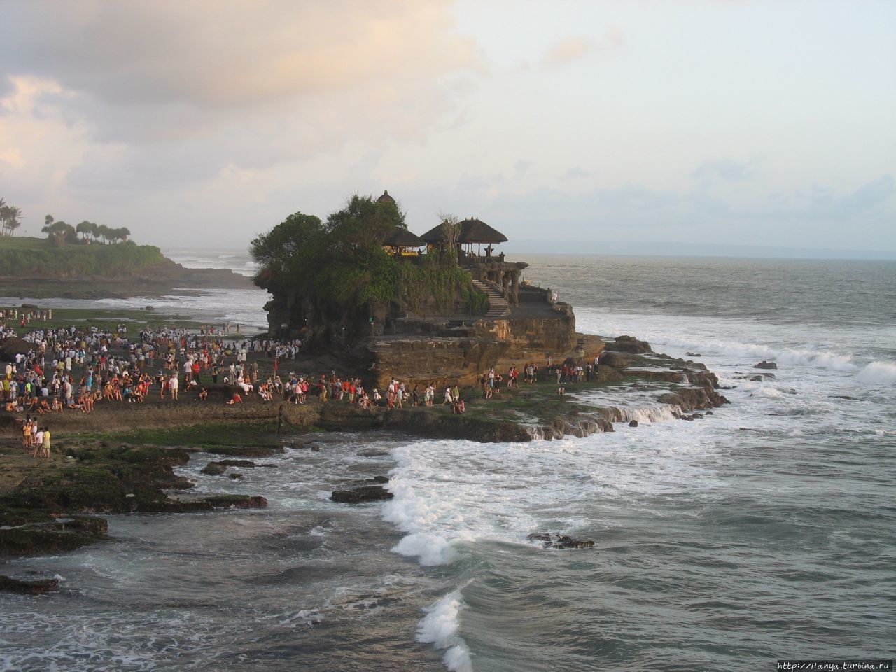 Вид на храм Танах Лот со средней смотровой площадкой между Пура Бату Балонг и Танах Лот