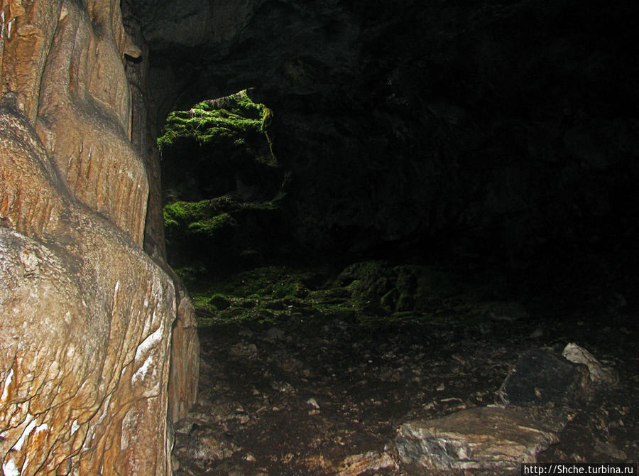 не далеко от входа есть окно наружу — именно через него люди обнаружили эту пещеру Симферополь, Россия