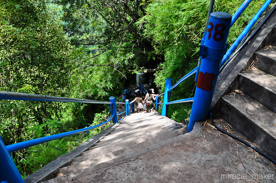 Хорошо им, они уже вниз. Кстати на каждом лестничном пролете указано сколько ступеней уже пройдено.