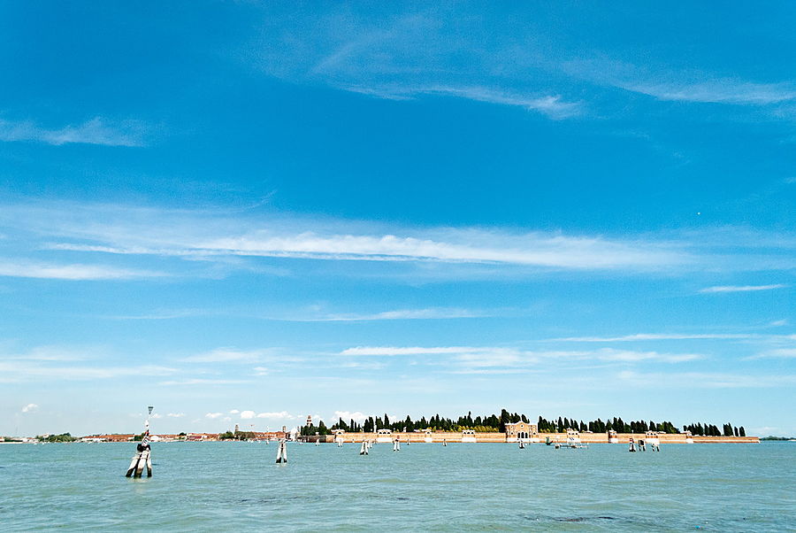 Местное кладбище находится на соседнем острове.