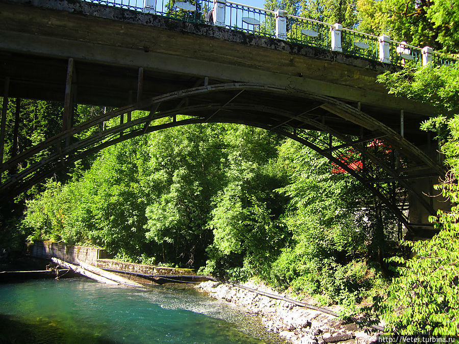 Небольшой мост над рекой, впадающей в озеро. Рица Реликтовый Национальный Парк, Абхазия