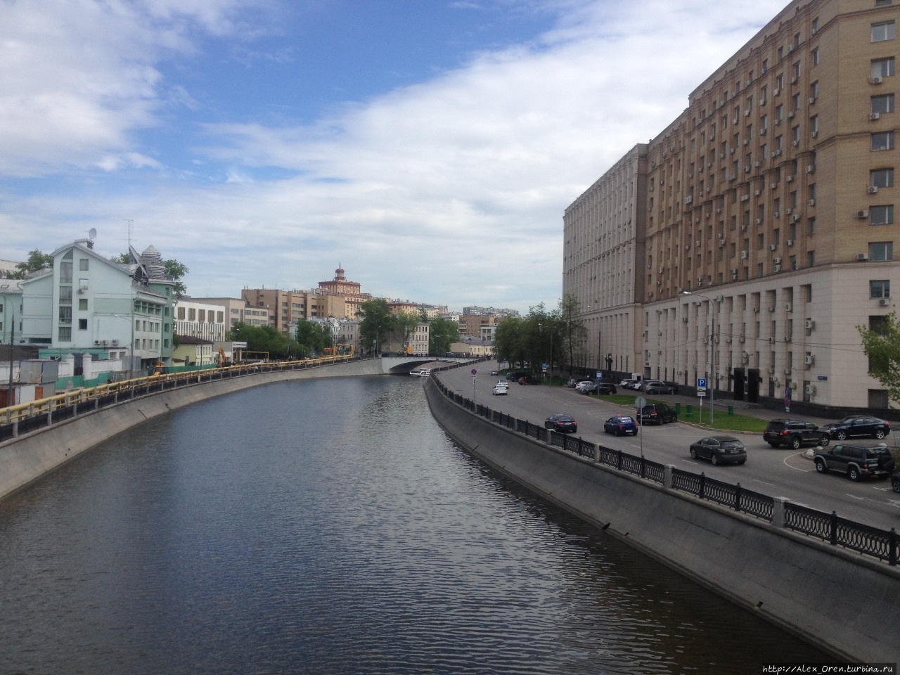 Слева Садовническая набережная, справа Овчинниковская, и на ней министерство экономического развития. Москва, Россия