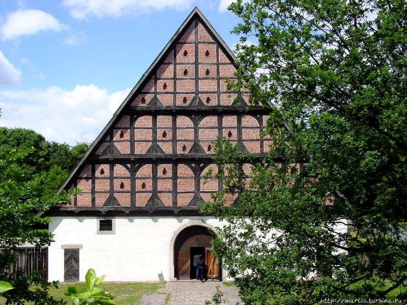 Амбар Мюнхаузена — старейший фахверк музейной деревни. Построен в 1561 году Хильмаром фон Мюнхаузеном, родственником Барона Мюнхаузена. В 70-х годах этот огромный амбар был перенесен в музей и в 1980-м году в нем открылся выставочный зал. фото с музейного сайта Клоппенбург, Германия