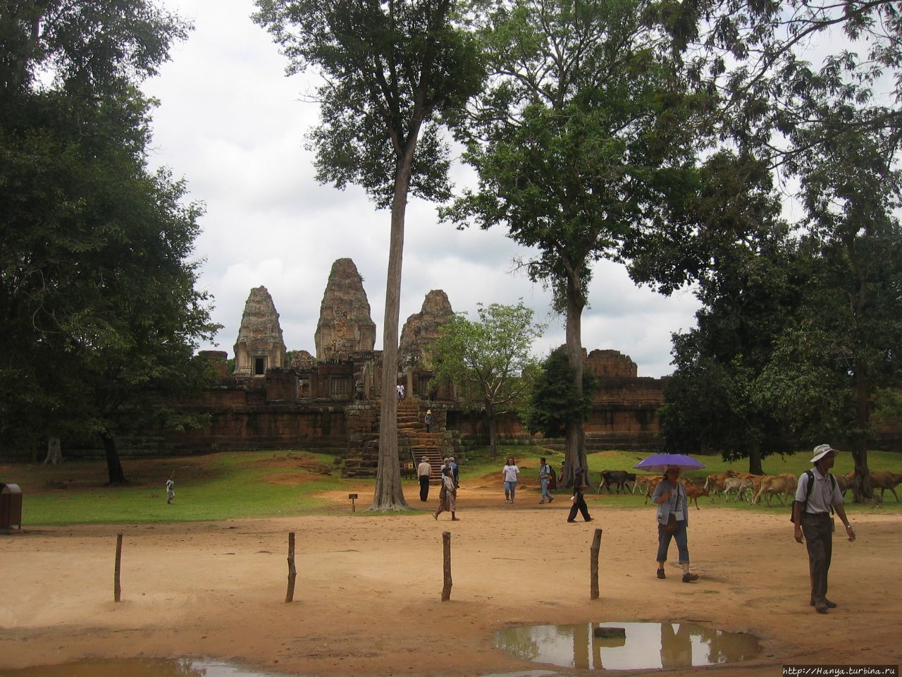 Храм Восточный Мебон. Восточный вход Ангкор (столица государства кхмеров), Камбоджа