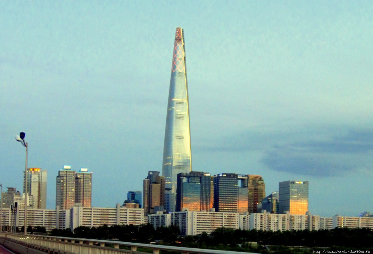 123-этажный небоскрёб Lotte World Tower возник на том месте, которое было огороженным пустырем 10 лет назад. Сеул, Республика Корея