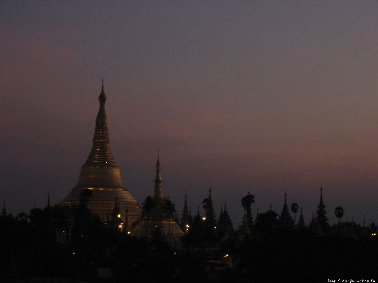 Шведагон с крыши отеля Янгон, Мьянма