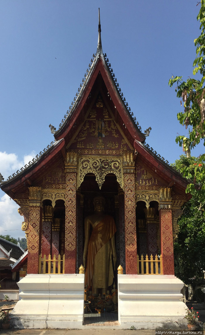 Большая часовня на территории храмового комплекса Ват Сене Сук Харам с фигурой стоящего Будды. Фото из интернета Луанг-Прабанг, Лаос