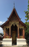 Большая часовня на территории храмового комплекса Ват Сене Сук Харам с фигурой стоящего Будды. Фото из интернета