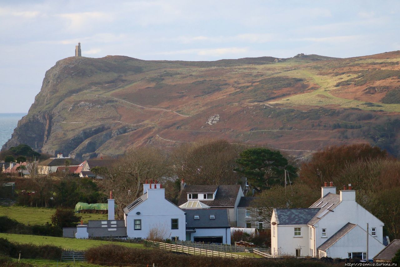 За Port Erin растет и обрывается к морю большая скала — это Голова Брэдды (Bradda's Head) высотой 116 метров. На ней находится башня Milners Tower, куда было бы клево подняться. К сожалению, на это у меня не хватило времени в этот день так как делать это пришлось бы уже в темноте. Сама башня частная, построенная в честь человека по фамилии Мильнер — это был местный предприниматель и филантроп, сделавший деньги на огнеупорных сейфах.