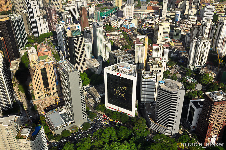 Обратите внимание на веселого верблюда на одном из зданий.