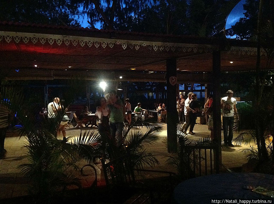 По субботам местные жители танцуют сальсу в пляжном ресторане Реюньон