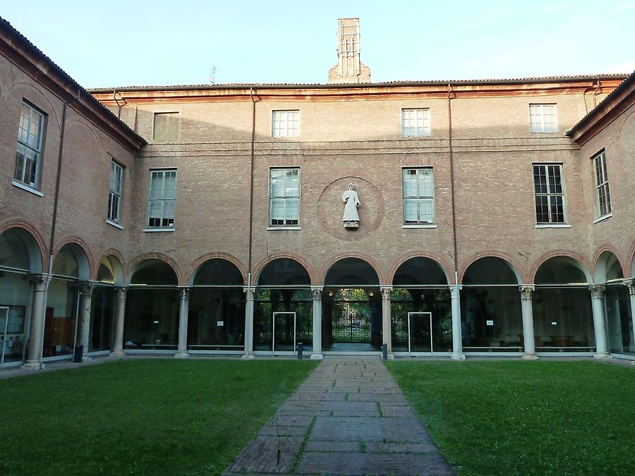 В университете Феррары Феррара, Италия