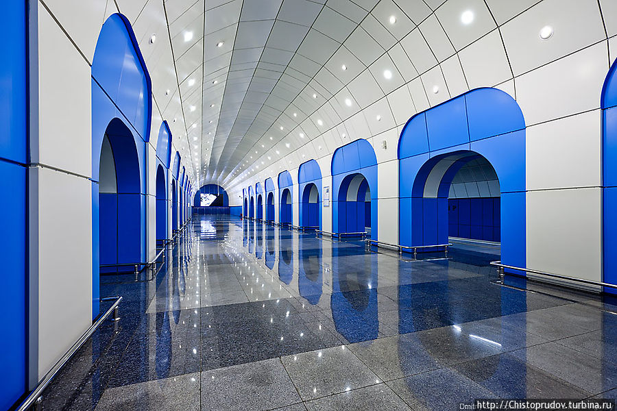 Как говорит Википедия: «дизайн станции выполнен в стиле хайтек и связан с космодромом Байконур. Для отделки стен использована облицовка металлическими панелями голубого и светло-серого цветов».
