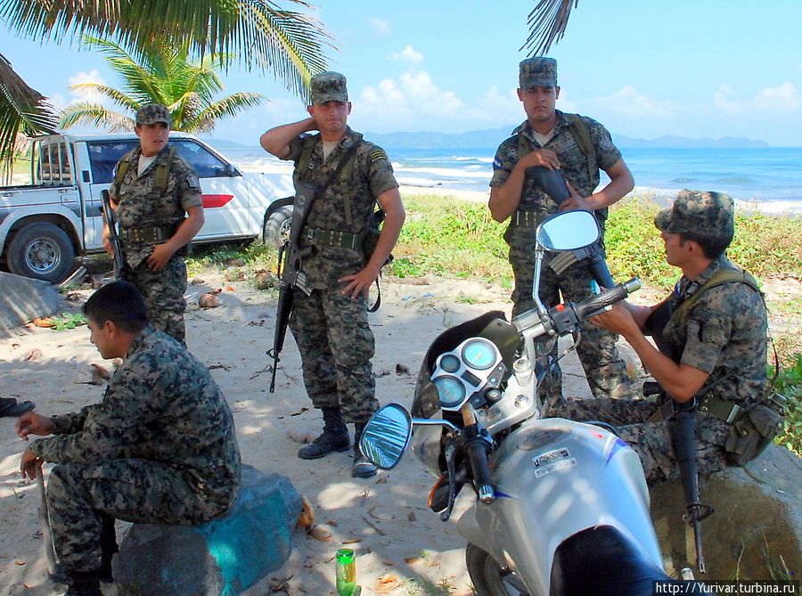 Полиция охраняет и заповедник и туристов Остров Роатан, Гондурас