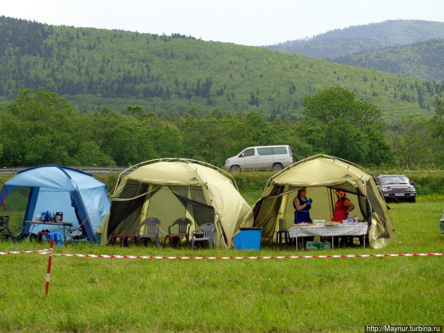 Палатки  организаторов  мероприятия. Южно-Сахалинск, Россия