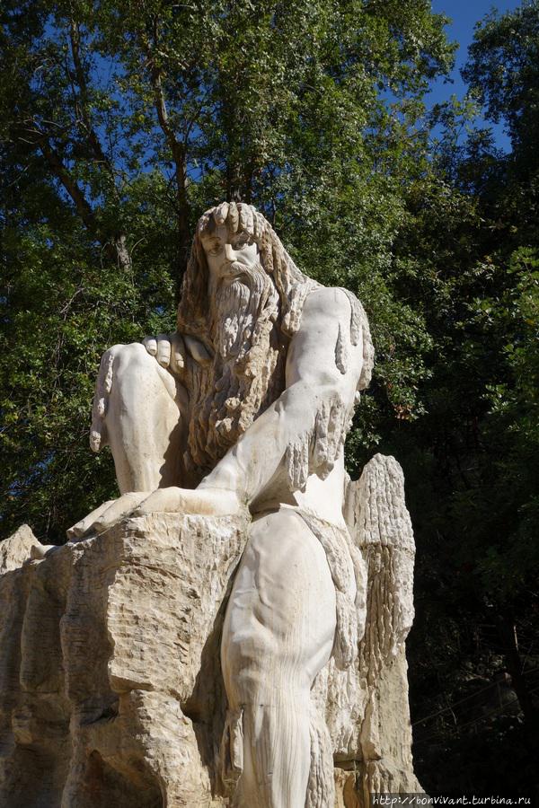 Статуя Хроноса (Время) в Гротов Жейта Ливан