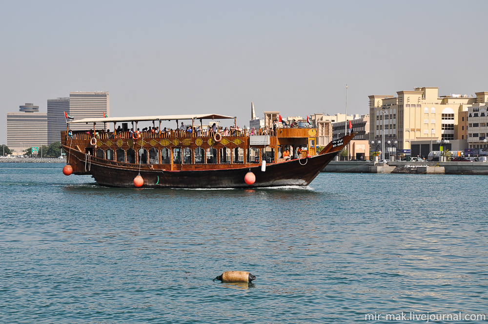 По дубайскому заливу курсируют экскурсионные лодки. Дубай, ОАЭ