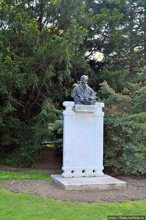 Памятник австрийскому композитору Антону Брукнеру