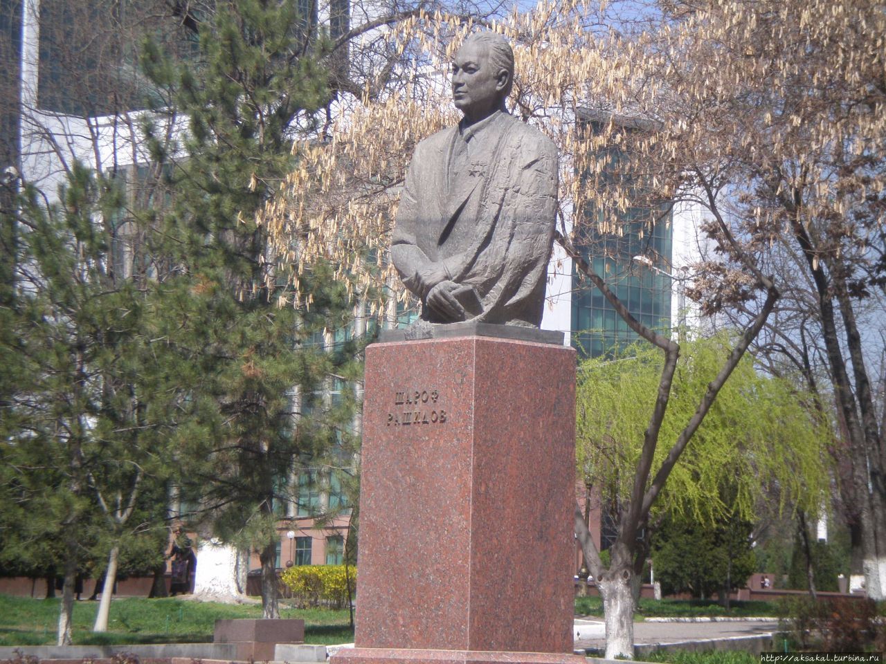Памятник руководителю Советского Узбекистана Шарафа Рашидова.Он ещё и писателем был. Но не читала. Ташкент, Узбекистан