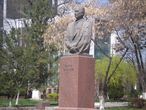 Памятник руководителю Советского Узбекистана Шарафа Рашидова.Он ещё и писателем был. Но не читала.