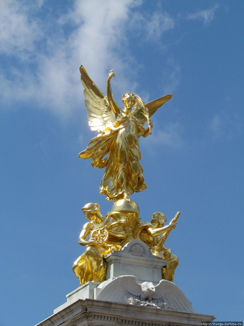 Памятник Королеве Виктории перед Букингемским Дворцом в Лондоне. Фото из интернета Лондон, Великобритания