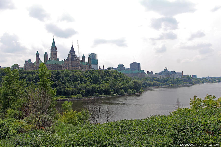 вид на Парламент с начала моста Александра Канада
