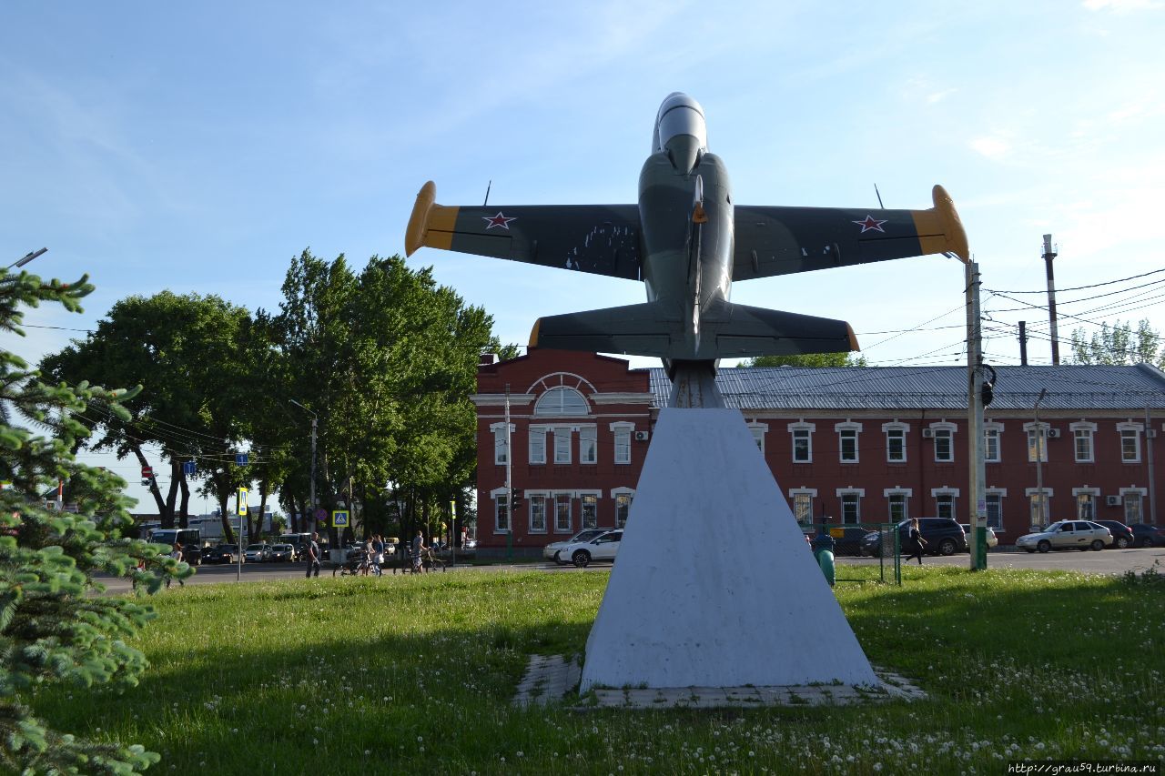 Памятник самолету L29 Мичуринск, Россия