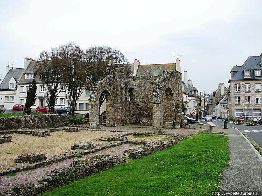 Руины старого кафедрального собора X века в квартале Saint Servan. Сен-Мало, Франция