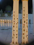 Искусно украшенные цветными лианами камней колонны подчеркивают их белизну.