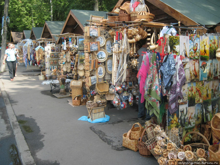 Об этом свидетельствует и организованная продажа сувениров, очевидна стабильность  постоянного места этих павильонов на площади перед Кремлем. Великий Новгород, Россия