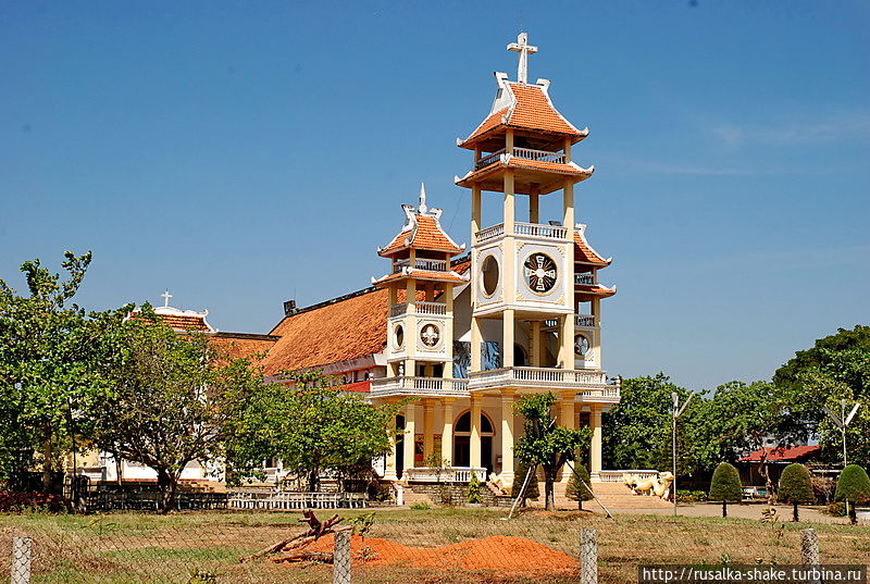 Католический собор в буддистском стиле Фантхиет, Вьетнам